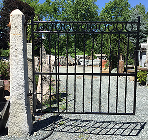 Custom gate with horseshoe design